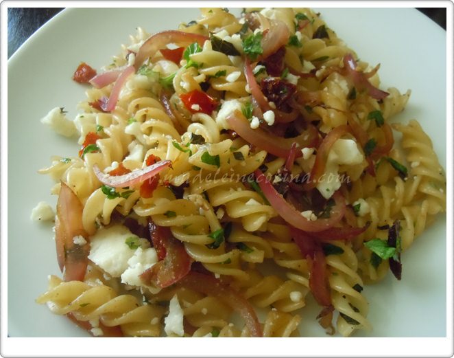 Fussilli con tomate deshidratado y feta