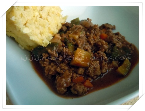 Picadillo con verduras y mole