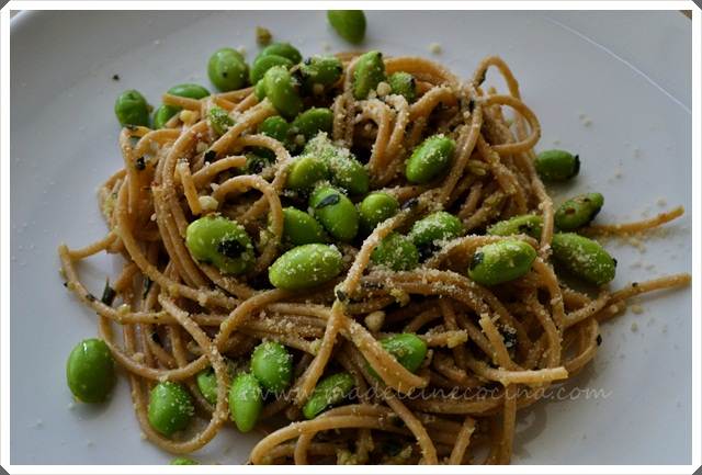 Pasta integral con edamames y pesto