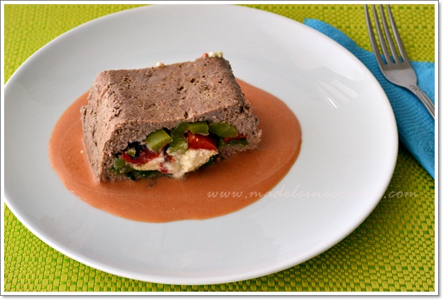 Pastel de carne relleno de chiles y queso de cabra