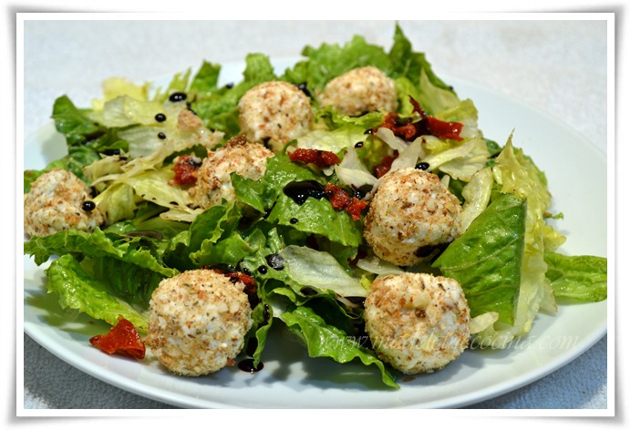 Ensalada con bolitas de queso de cabra empanizadas