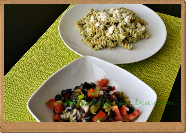 Pasta con aguacate y ensalada texana