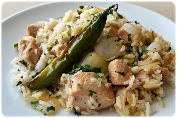 Pollo marinado en soya con arroz y cebollas