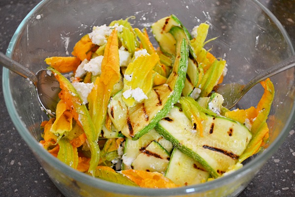 Ensalada de calabacita y queso cremoso