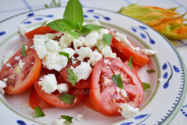 Ensalada de jitomate con queso y albahaca