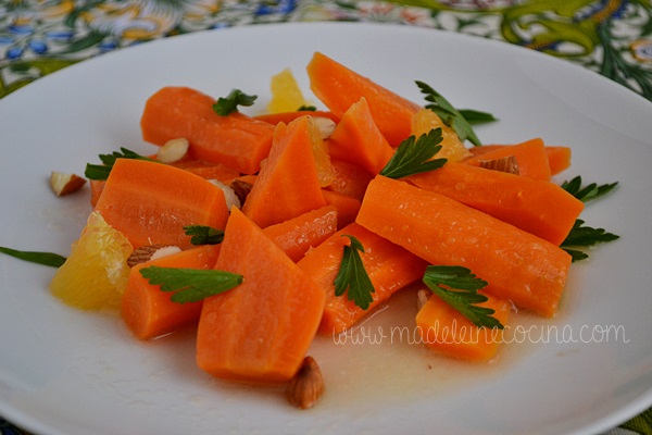 Ensalada de zanahorias y aderezo de naranja