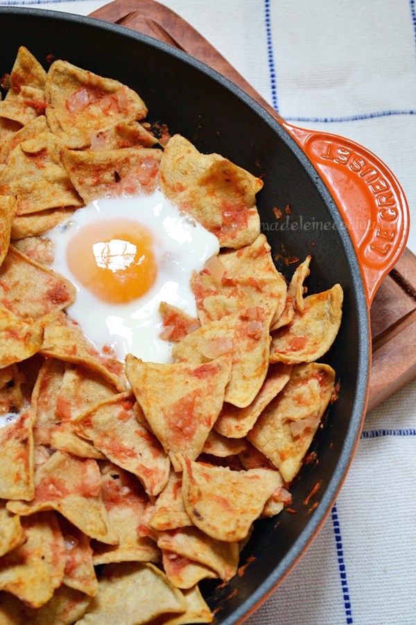 Chilaquiles con huevo estrellado en skillet