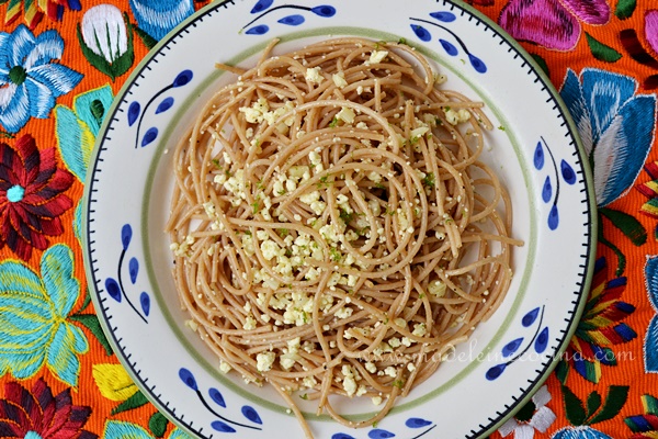 Espagueti con cotija y limón